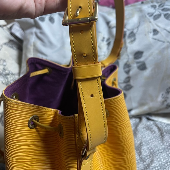 Louis Vuitton Petit Noe Epi Drawstring Shoulder bag with match Epi Agenda PM - Picture 10 of 17